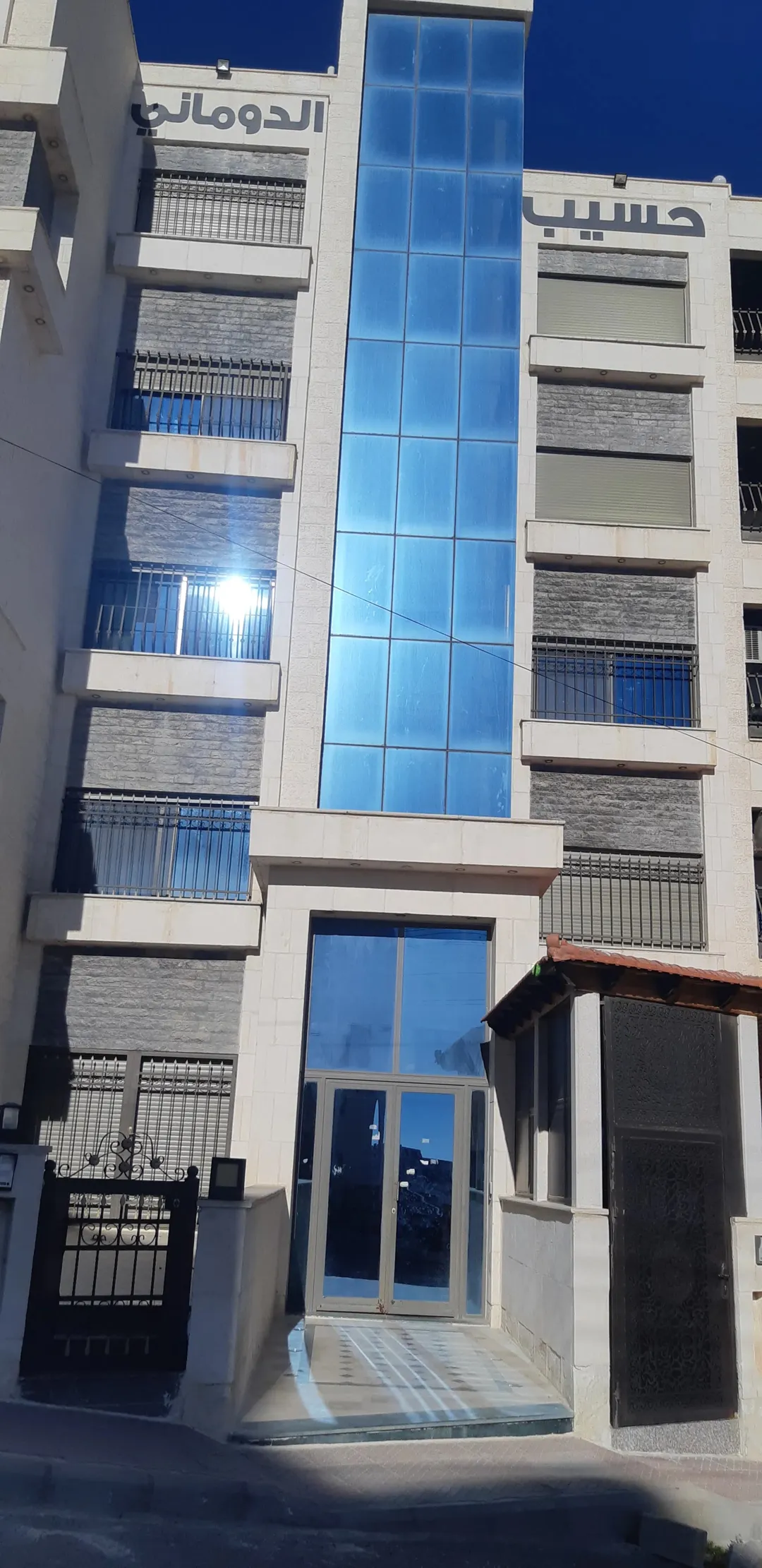 شقة طابق ثاني مميزة جدا اطلالة دائمة مقابل الاكاديمية البحرية