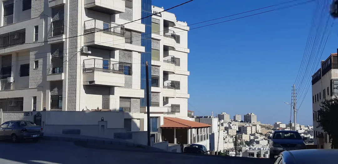 شقة طابق ثاني مميزة جدا اطلالة دائمة مقابل الاكاديمية البحرية