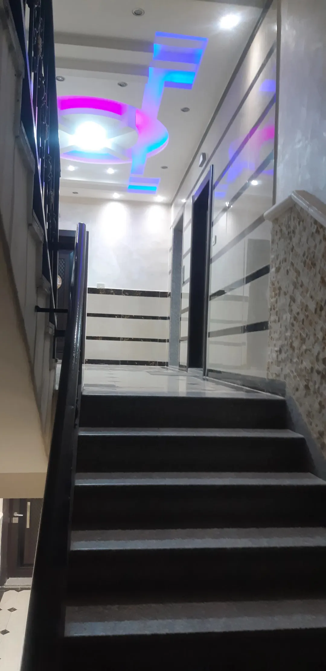 شقة طابق ثاني مميزة جدا اطلالة دائمة مقابل الاكاديمية البحرية