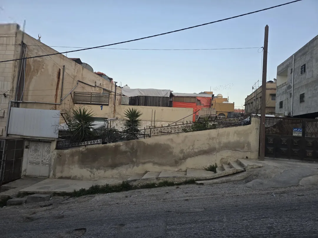 عمارة تجارية وسكنية وقطعة أرض للبيع في الرصيفة