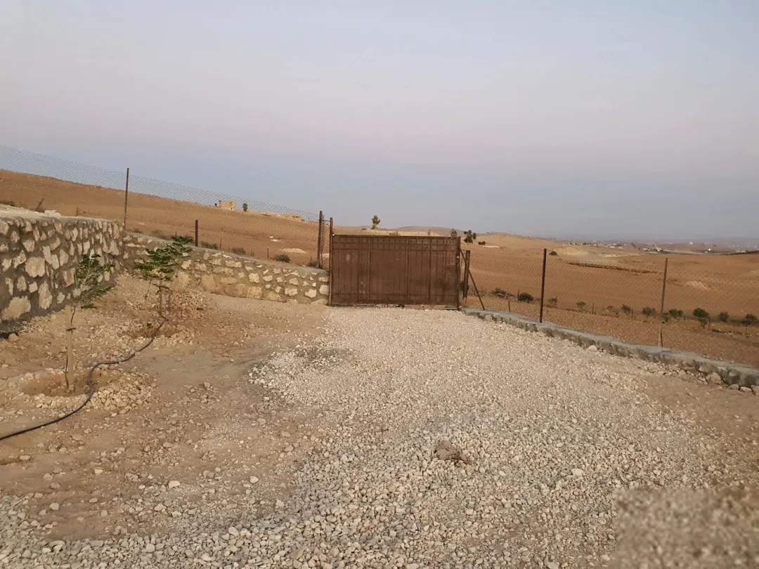 مزرعة مميزة 5 دنم مع منزل للبيع بسعر مغري