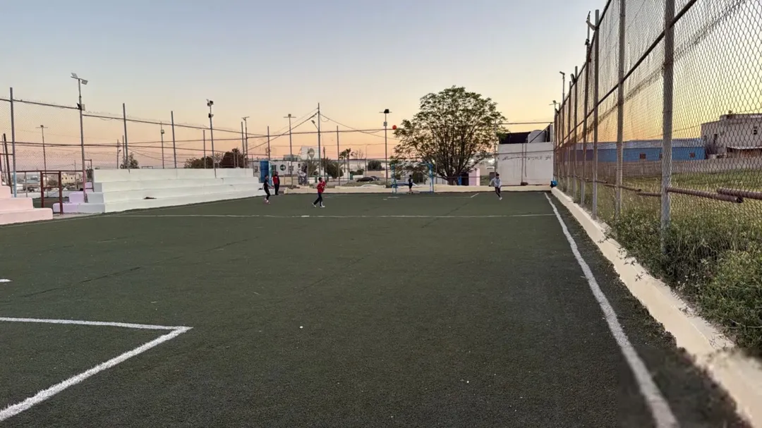 ملعب كرة قدم خماسي عدد 2 للبيع للتواصل على الرقم الموجود اسفل والسعر الموجود غير حقيقي يرجا التواصل