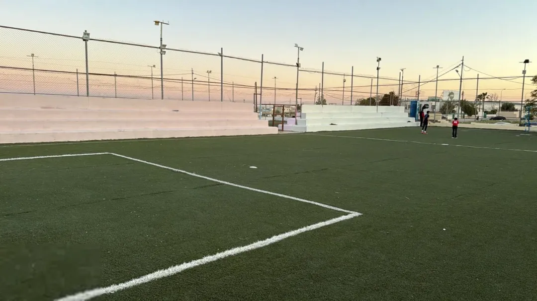 ملعب كرة قدم خماسي عدد 2 للبيع للتواصل على الرقم الموجود اسفل والسعر الموجود غير حقيقي يرجا التواصل