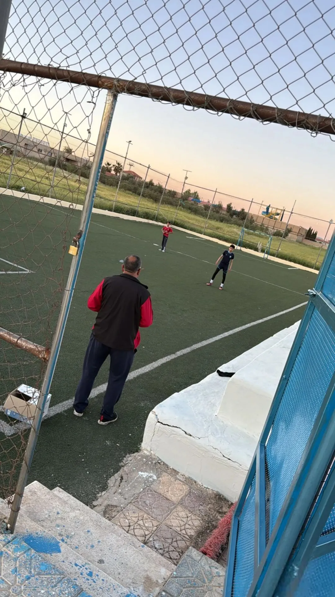ملعب كرة قدم خماسي عدد 2 للبيع للتواصل على الرقم الموجود اسفل والسعر الموجود غير حقيقي يرجا التواصل