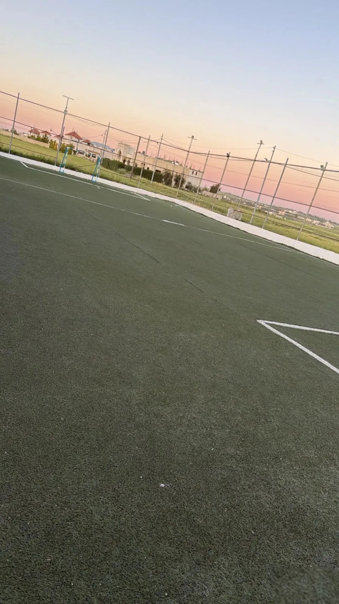 ملعب كرة قدم خماسي عدد 2 للبيع للتواصل على الرقم الموجود اسفل والسعر الموجود غير حقيقي يرجا التواصل