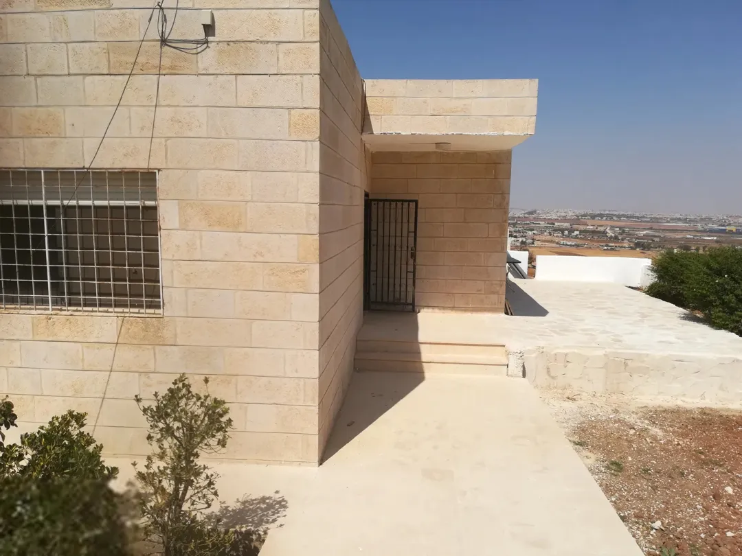 فيلا حجر فاخرة في اسكان الطيارين بالقرب من جامعة الزيتونة للبيع أو البدل بشقة في عمان الغربية