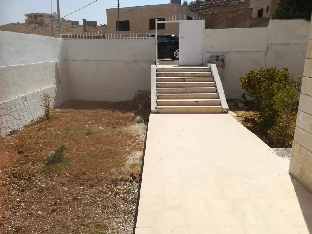 فيلا حجر فاخرة في اسكان الطيارين بالقرب من جامعة الزيتونة للبيع أو البدل بشقة في عمان الغربية