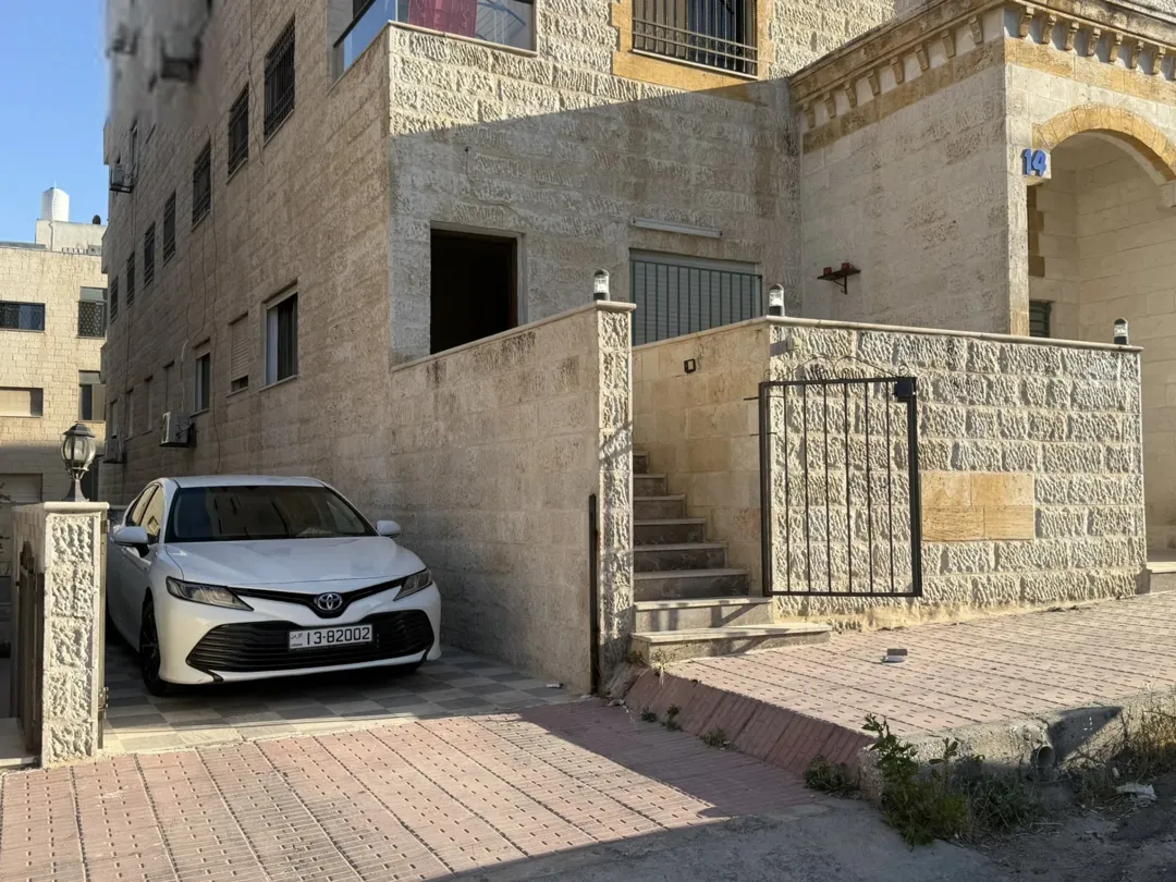 شقة أرضية مفروشة للإيجار موقع متميز بالقرب من الجامعة الأردنية | ID 739064