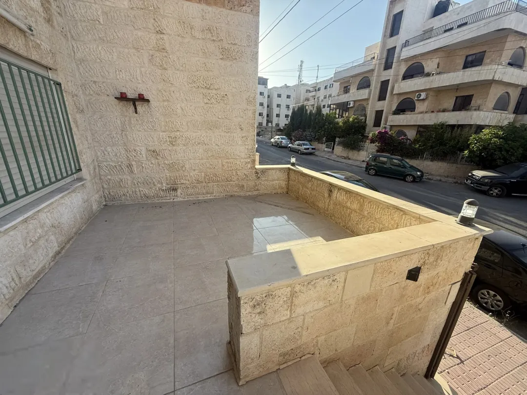 شقة أرضية مفروشة للإيجار موقع متميز بالقرب من الجامعة الأردنية | ID 739064