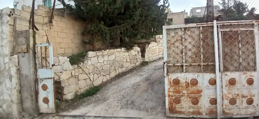 بيت فاخر مع أرض خصبة