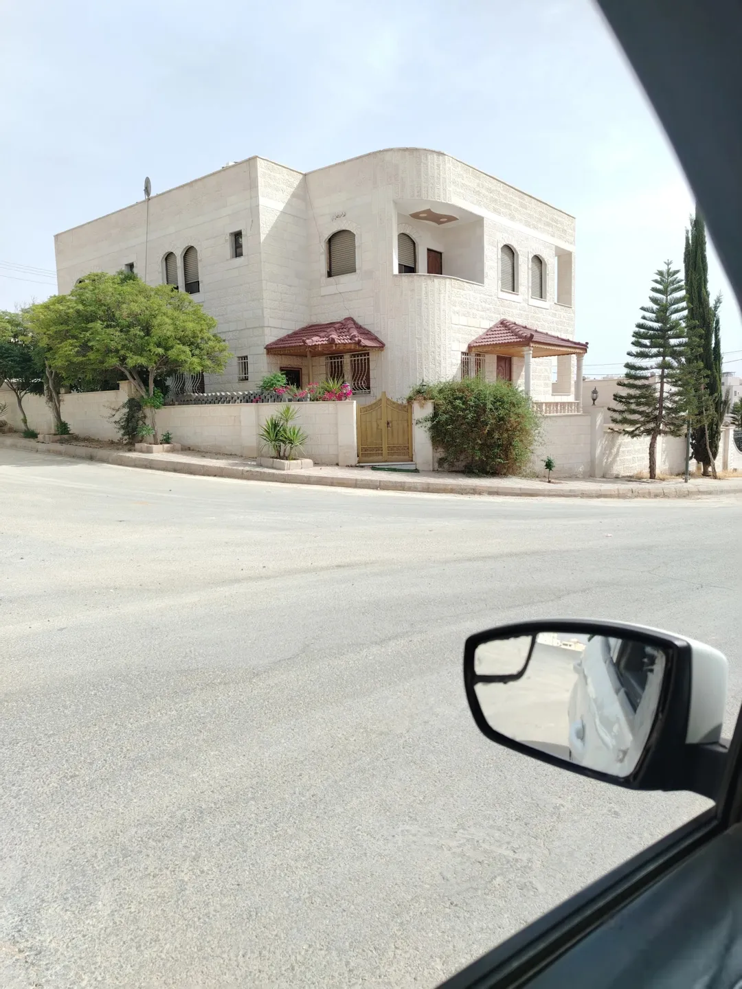 منزل للبيع في أجمل المواقع مدينة الشرق على شارعين
