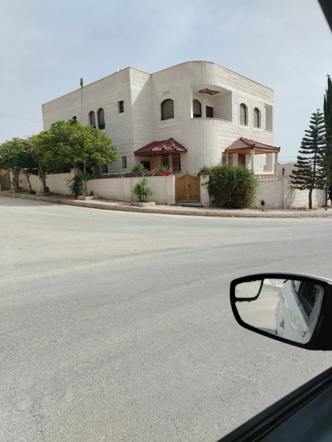 منزل للبيع في أجمل المواقع مدينة الشرق على شارعين