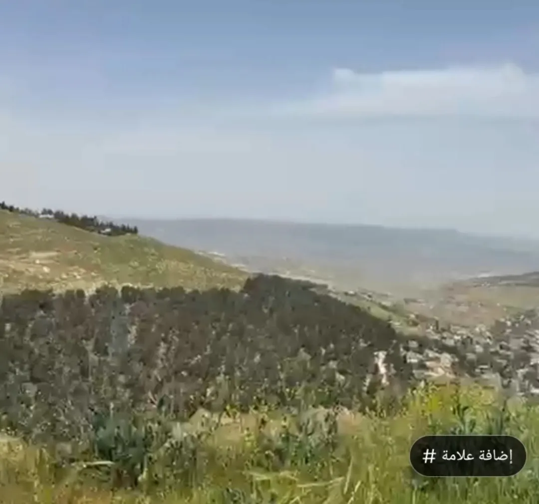 أرض سكنية للبيع في منطقة السرو بإطلالة مميزة