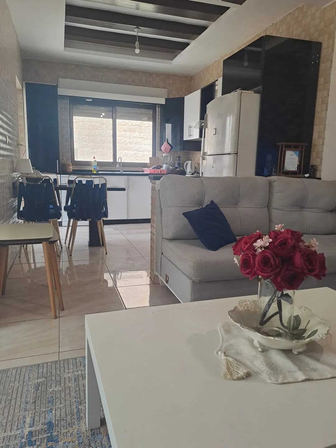 شقة ديلوكس للبيع في المدينة الرياضية شارع يزيد بن اسد عمارة رائد زوانة (101)طابق اول مطلة عالشارع