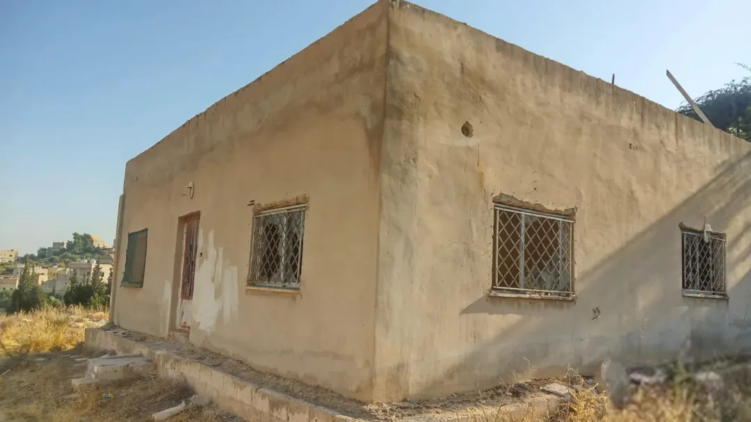 منزل حجري عريق بمساحة دونم في ناعور