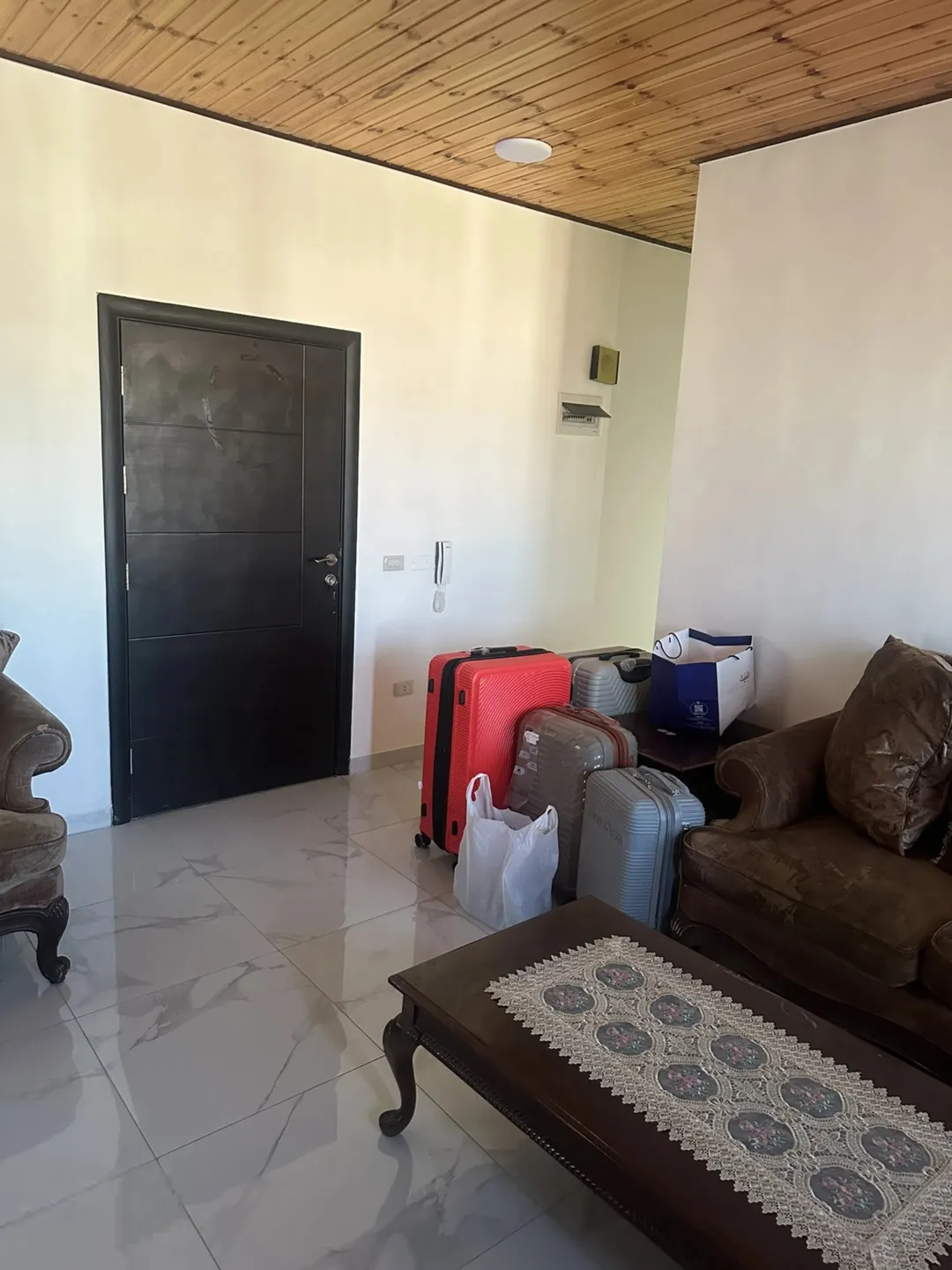 روف مفروش فاخر مع قرميد جديد للإيجار في الجبيهة – عمان | ID 917771