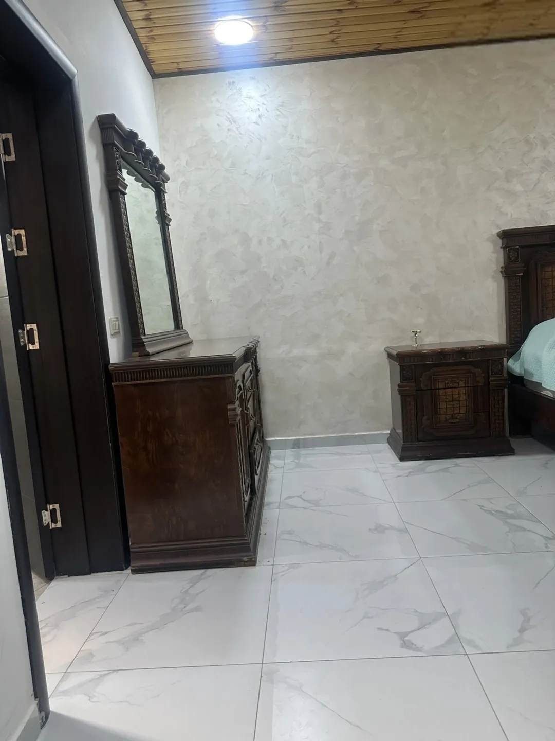 روف مفروش فاخر مع قرميد جديد للإيجار في الجبيهة – عمان | ID 917771