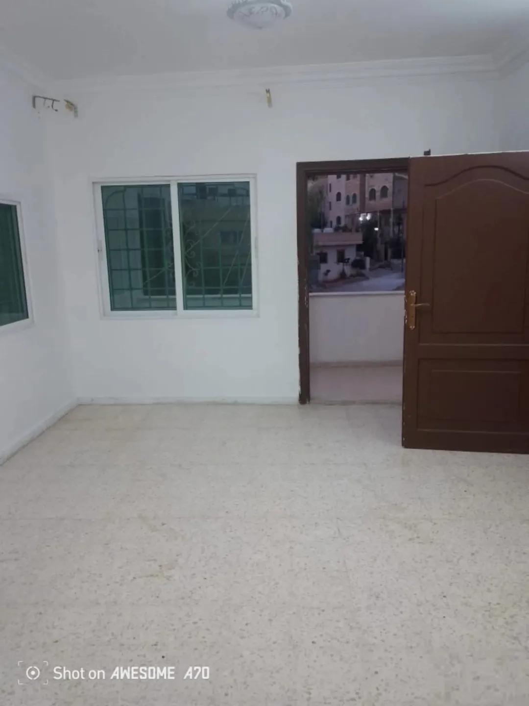 بيت للبيع منزل ثلاثي الطوابق الفاخر