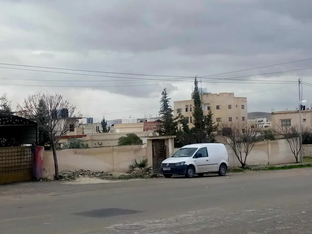 بيت رحب بمساحة 250 مترًا مربعًا على قطعة أرض واسعة بمساحة دونم وربع يتكون طابق واحد من ثلاثة غرف نوم واحدة ماستر وحمامين وغرفة ضيافة وصالونين ومطبخ واسع