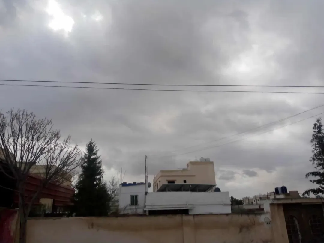 بيت رحب بمساحة 250 مترًا مربعًا على قطعة أرض واسعة بمساحة دونم وربع يتكون طابق واحد من ثلاثة غرف نوم واحدة ماستر وحمامين وغرفة ضيافة وصالونين ومطبخ واسع