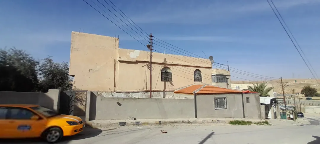 بيت فاخر مع قطعة أرض للبيع