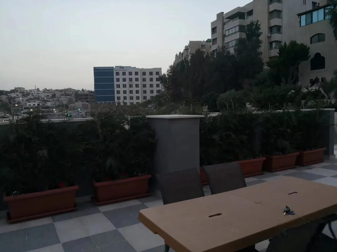 شقة عصرية فخمة مُجهَّزة بالكامل في أبدوون داخل مجمع سكني مُحكم | ID 740976