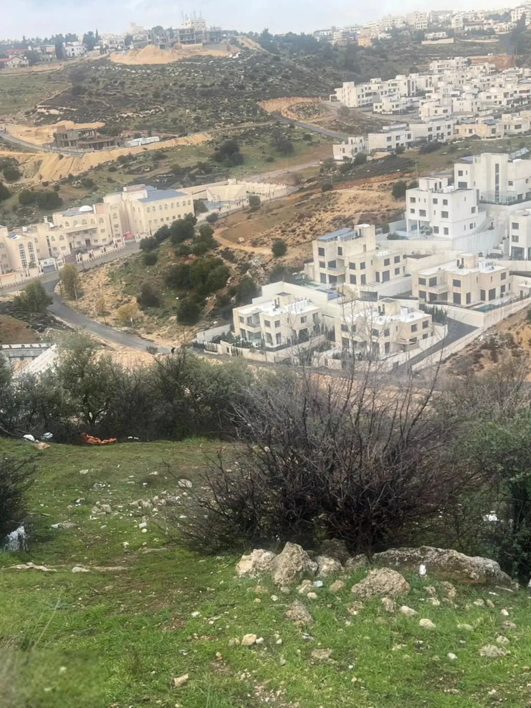 أرض سكنية مميزة للبيع في الفحيص – رأس الجندي بإطلالة رائعة