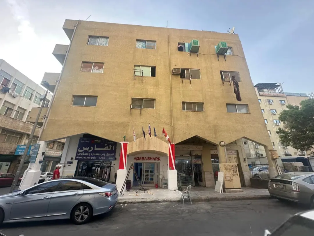 عماره تجاري خلف شارع الحمامات التونسيه في العقبه ، للبيع مباشره واستثمار ممتاز