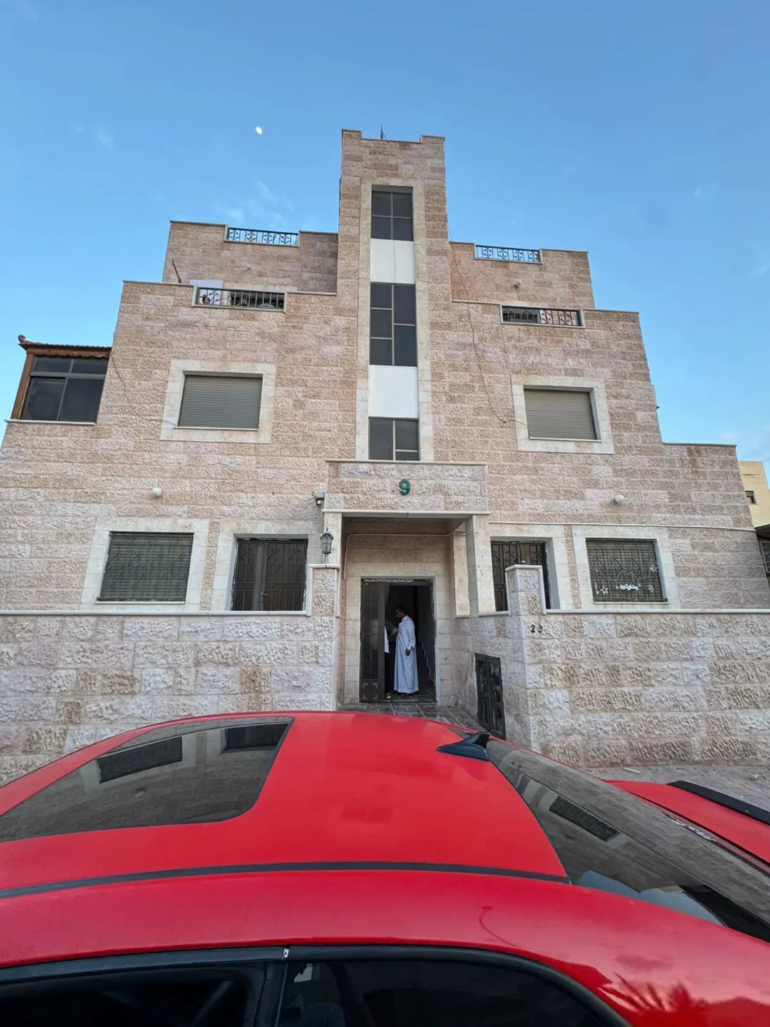 شقة للبيع في العقبة منطقة الجمعيات الطابق الثالث مع سطح خاص