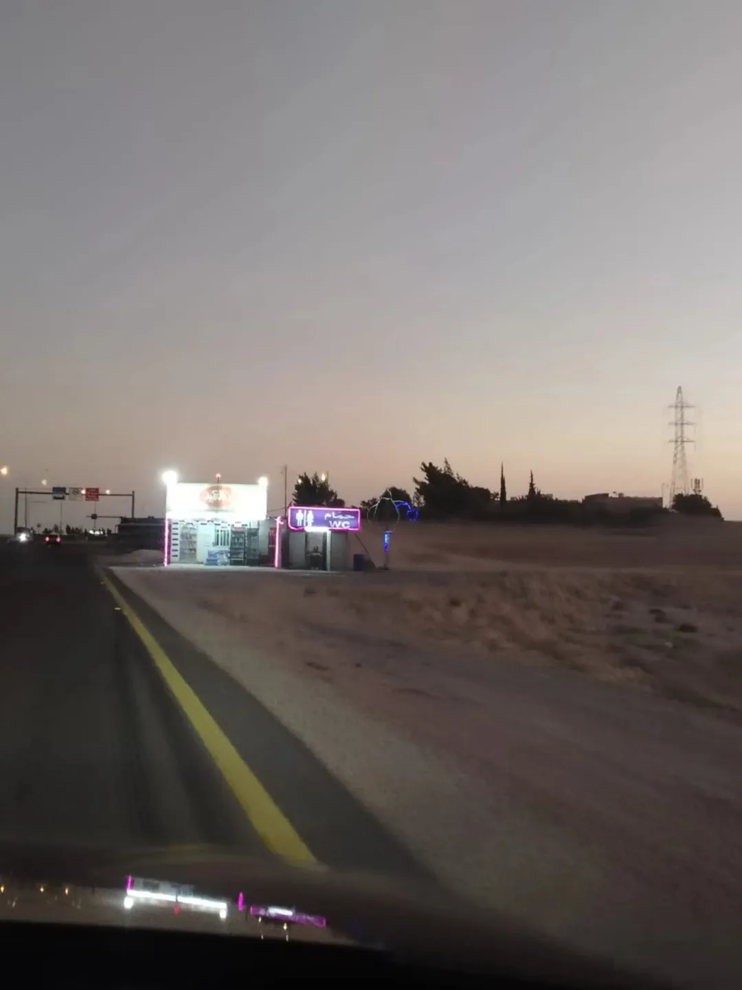 قطعة أرض استثمارية مميزة على الطريق الصحراوي الرئيسي – الدامخي
