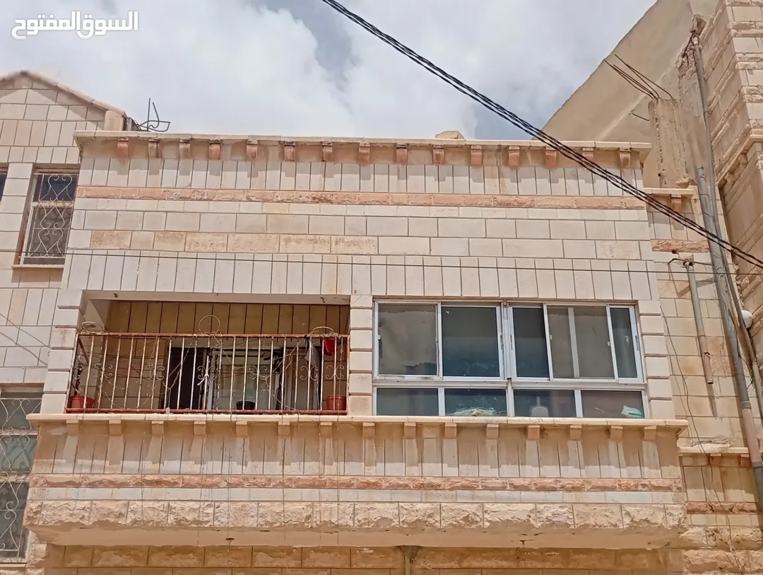 فيلا واسعة للبيع في قلب سوق المفرق – موقع استراتيجي واستثماري مميز