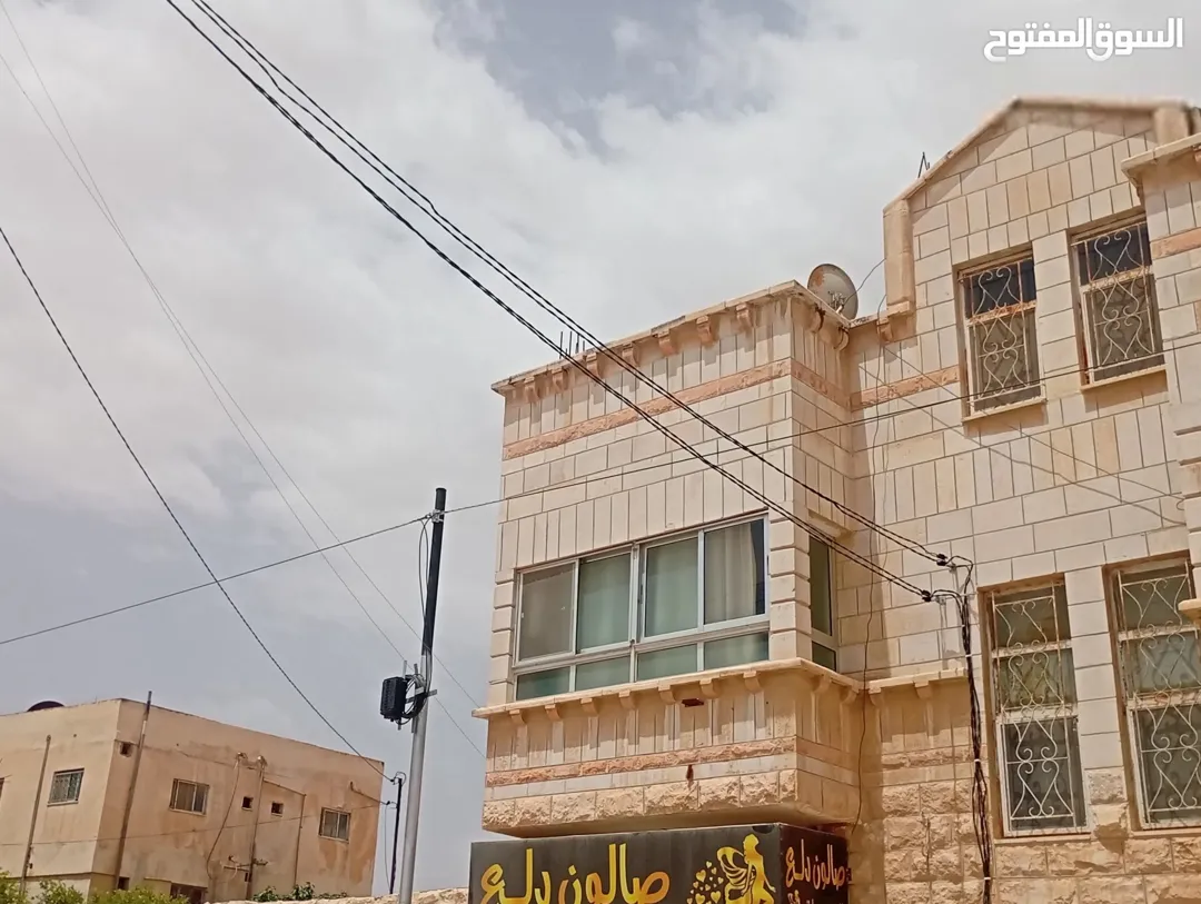 فيلا واسعة للبيع في قلب سوق المفرق – موقع استراتيجي واستثماري مميز