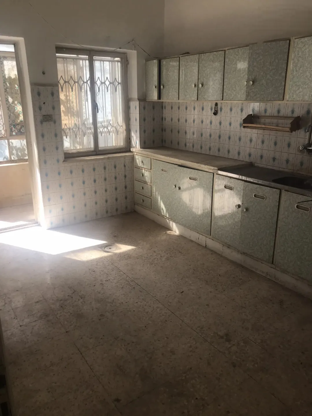 شقة ارضية للبيع في جبل الحسين