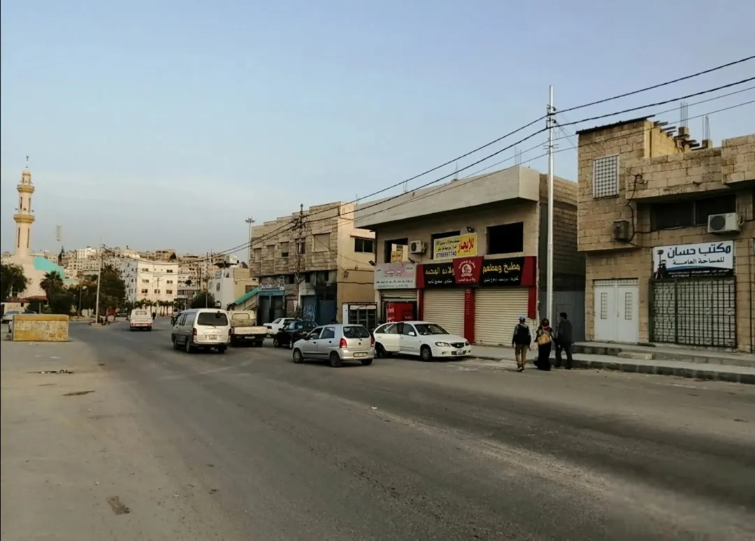 مجمع تجاري للبيع في الرصيفة – موقع استراتيجي مميز