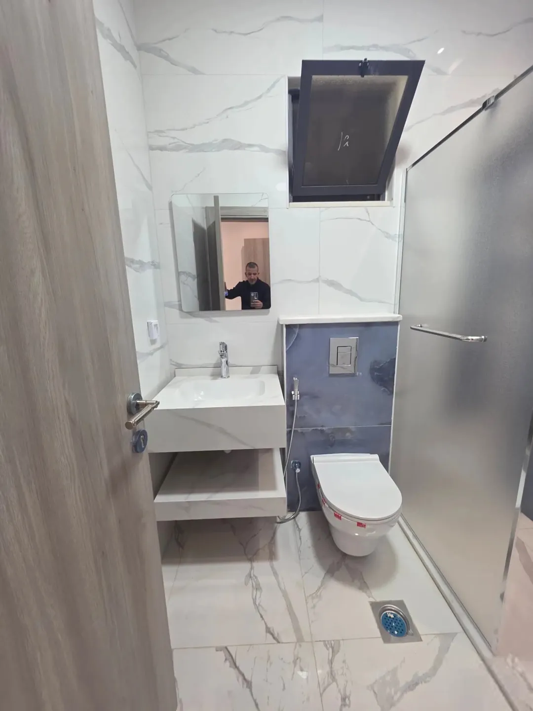 للبيع شقه بناء جديد لم تسكن طابق ثاني فوق الارضي مباشره سوبر ديلوكس علي شارعيين