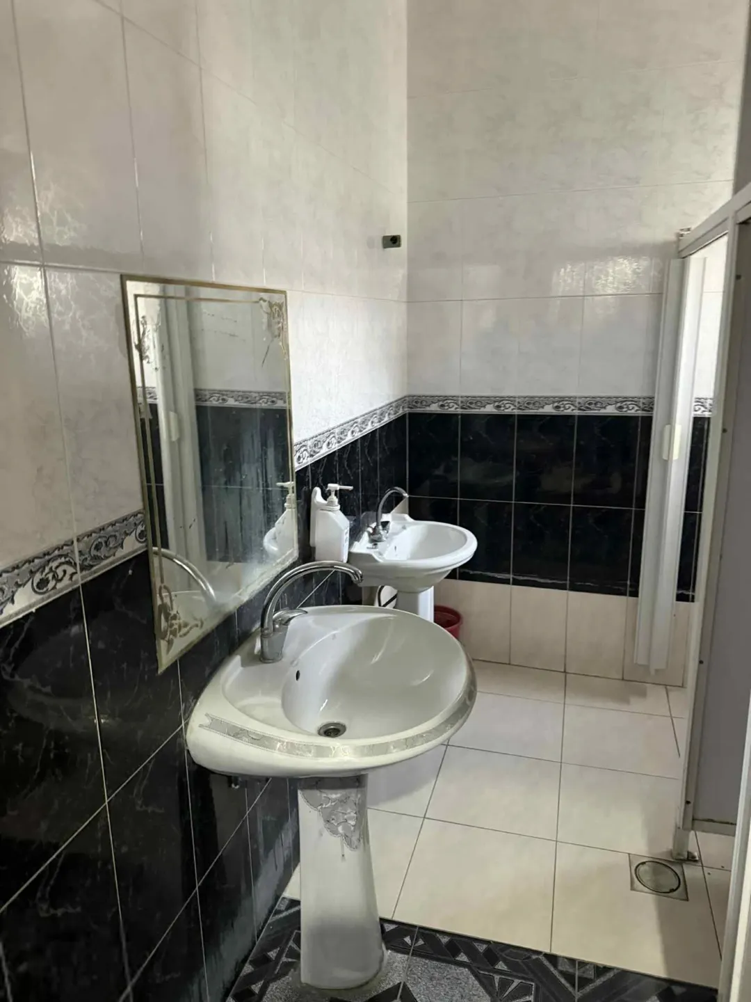 فيلا سكنية وتجارية للبيع في إربد – الحي الجنوبي