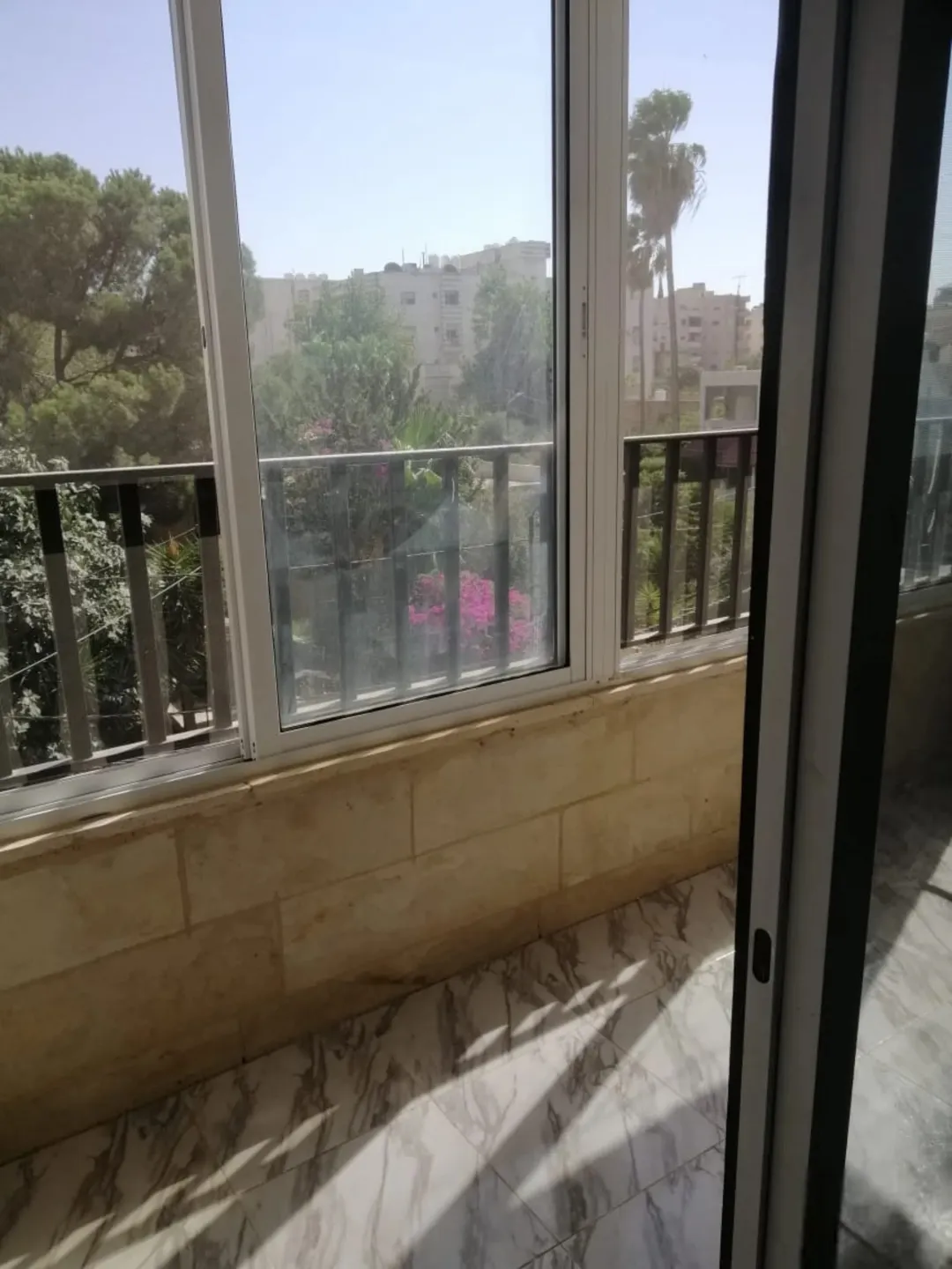 شقة مساحتها 90 م مكونة من غرفتين نوم وصالون على امتداد غرف النوم،مطبخ طابقين،حمام واحد،بلكونة مجهزة
