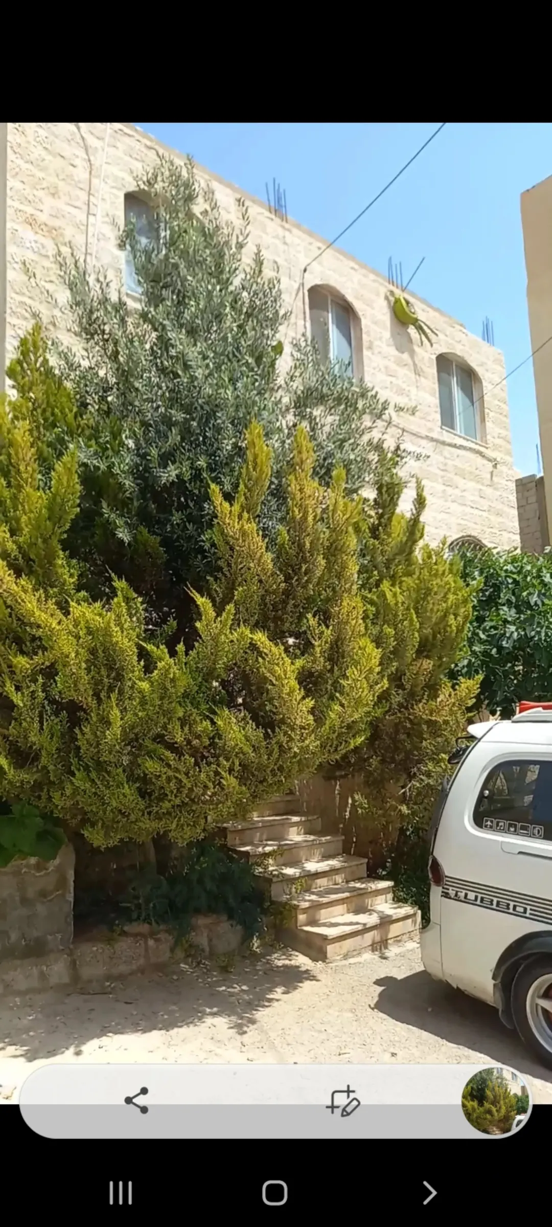 منزل مستقل دوبلكس أمريكي طابقين واجهة أمامية من الحجر وساحة