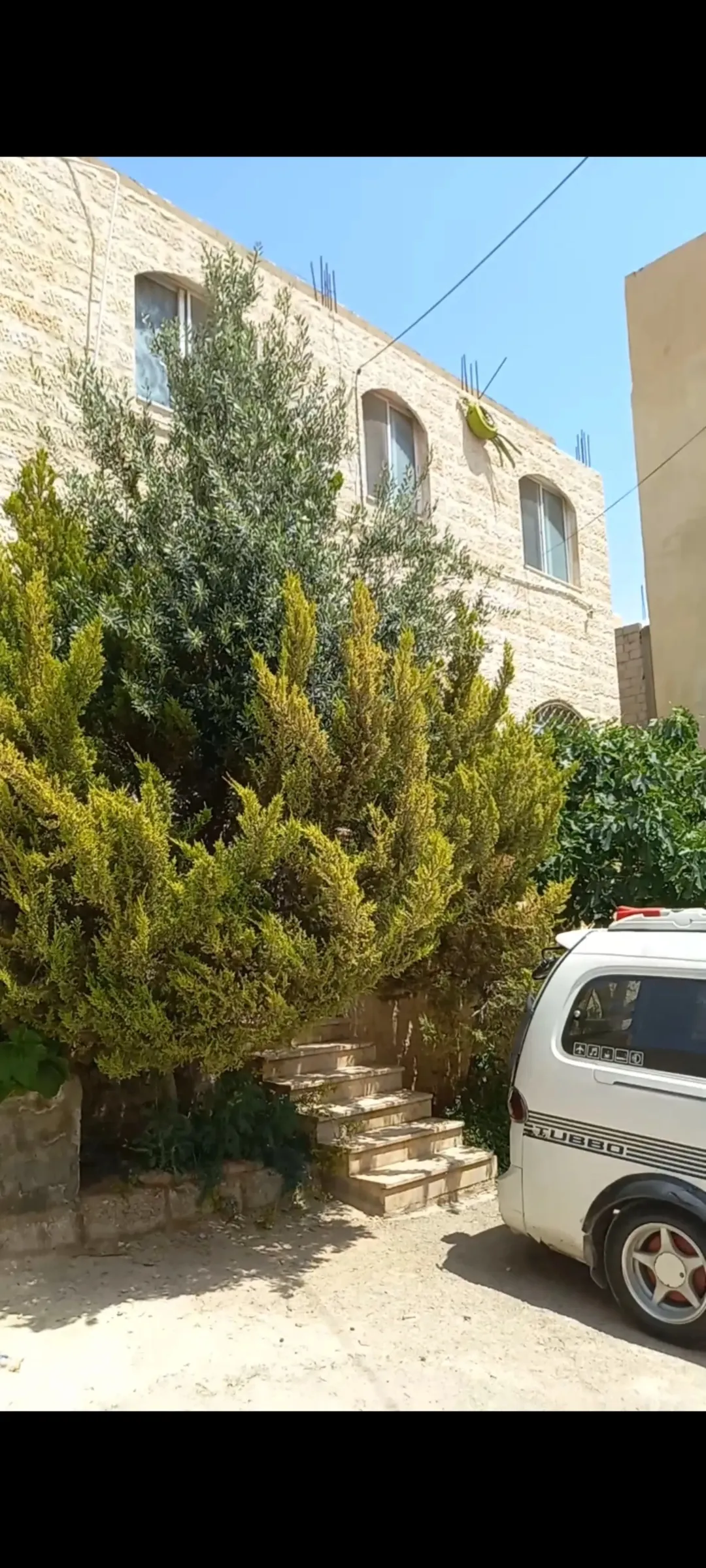 منزل مستقل دوبلكس أمريكي طابقين واجهة أمامية من الحجر وساحة