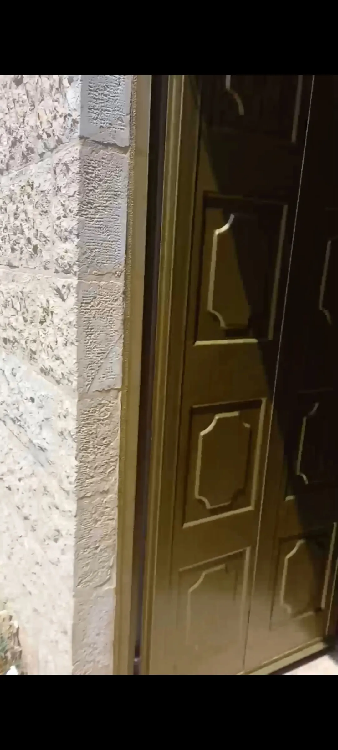 منزل مستقل دوبلكس أمريكي طابقين واجهة أمامية من الحجر وساحة