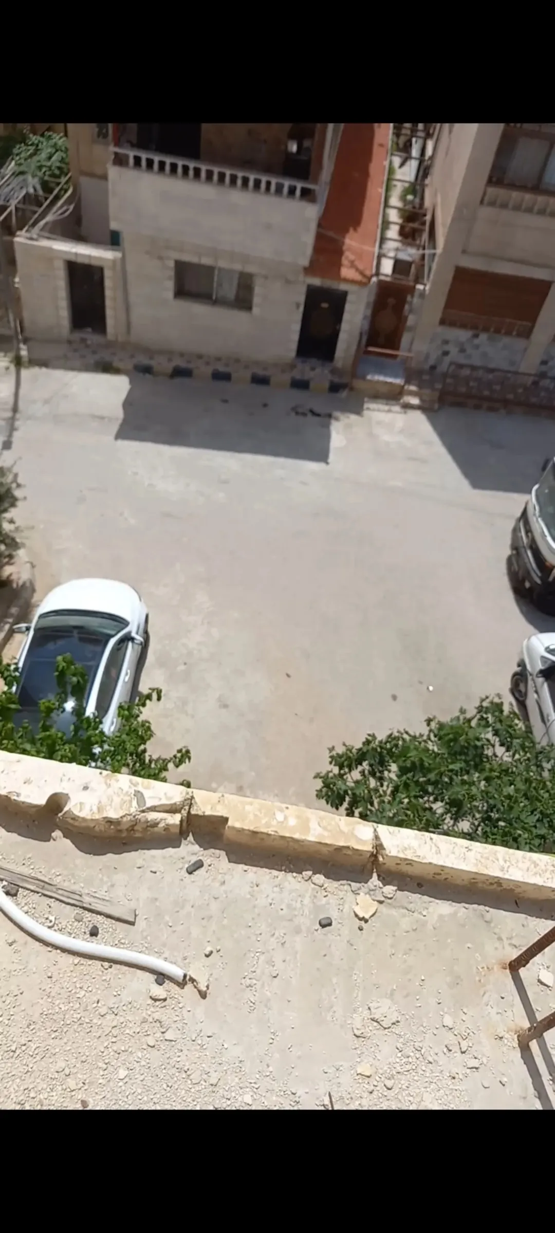 منزل مستقل دوبلكس أمريكي طابقين واجهة أمامية من الحجر وساحة