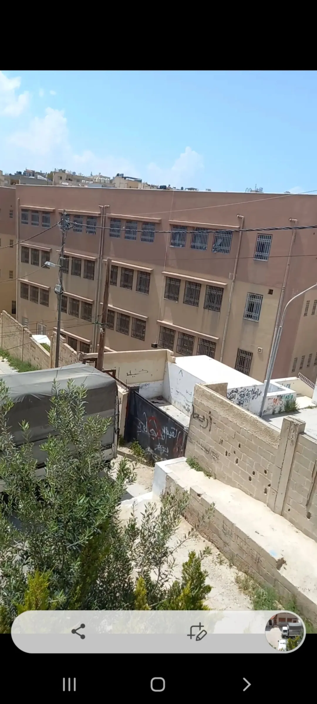 منزل مستقل دوبلكس أمريكي طابقين واجهة أمامية من الحجر وساحة