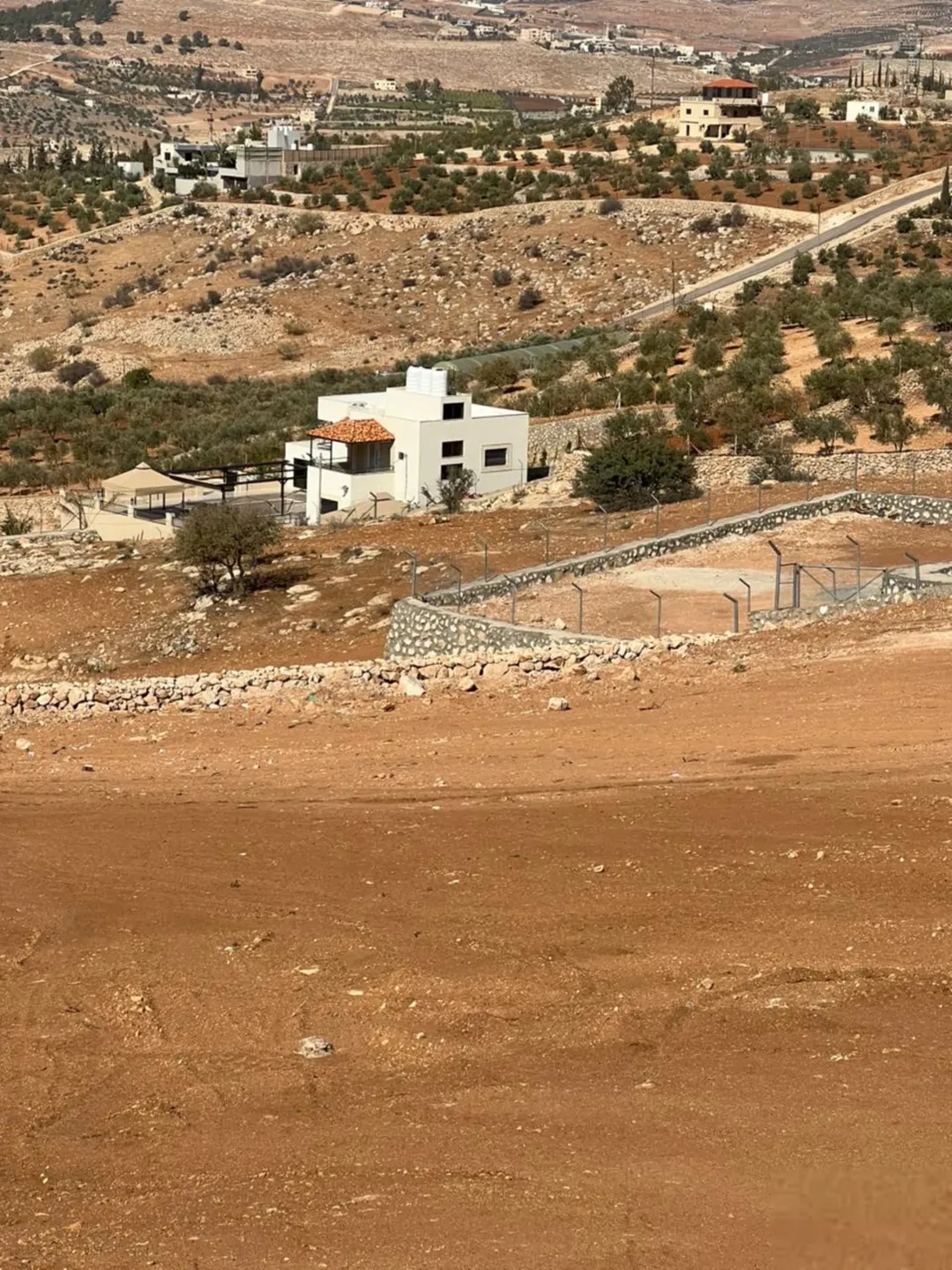 أرض للبيع مسنسلة ومنبسطة بالكامل