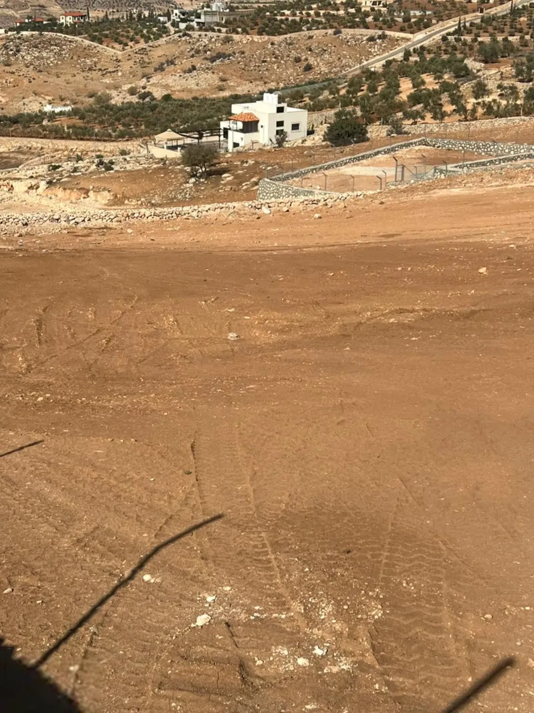 أرض للبيع مسنسلة ومنبسطة بالكامل