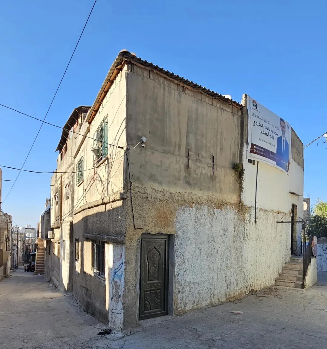 بيت للبيع في اول مخيم اربد طابقين كل طابق 85 متر للبيع بسعر مغري وقابل للتفاوض