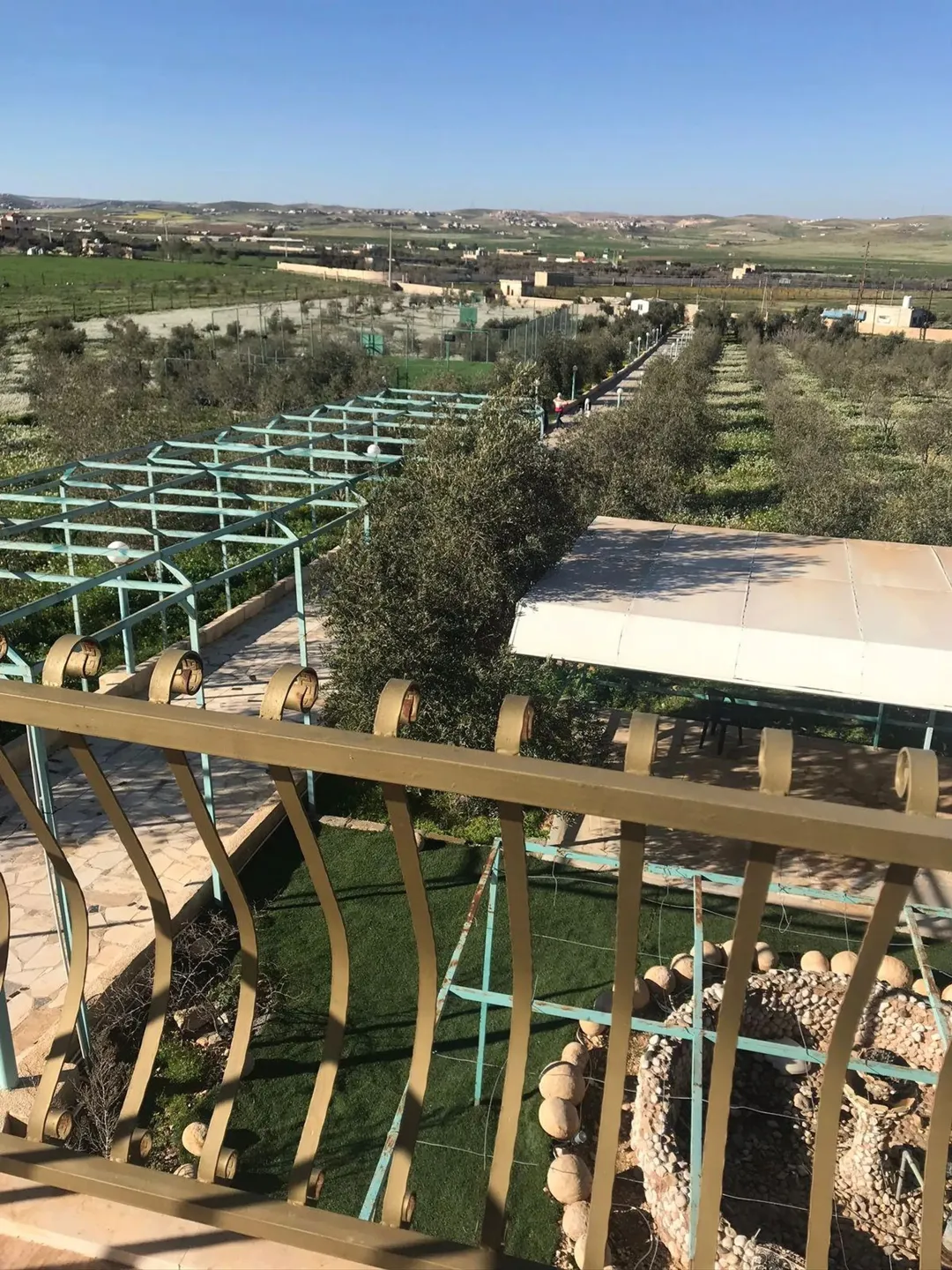 شاليه ومزرعة مفروشة ، ملعب كبير مجهز كامل بالترتال الخضر وسياج حديدي مرتفع — صورة 2