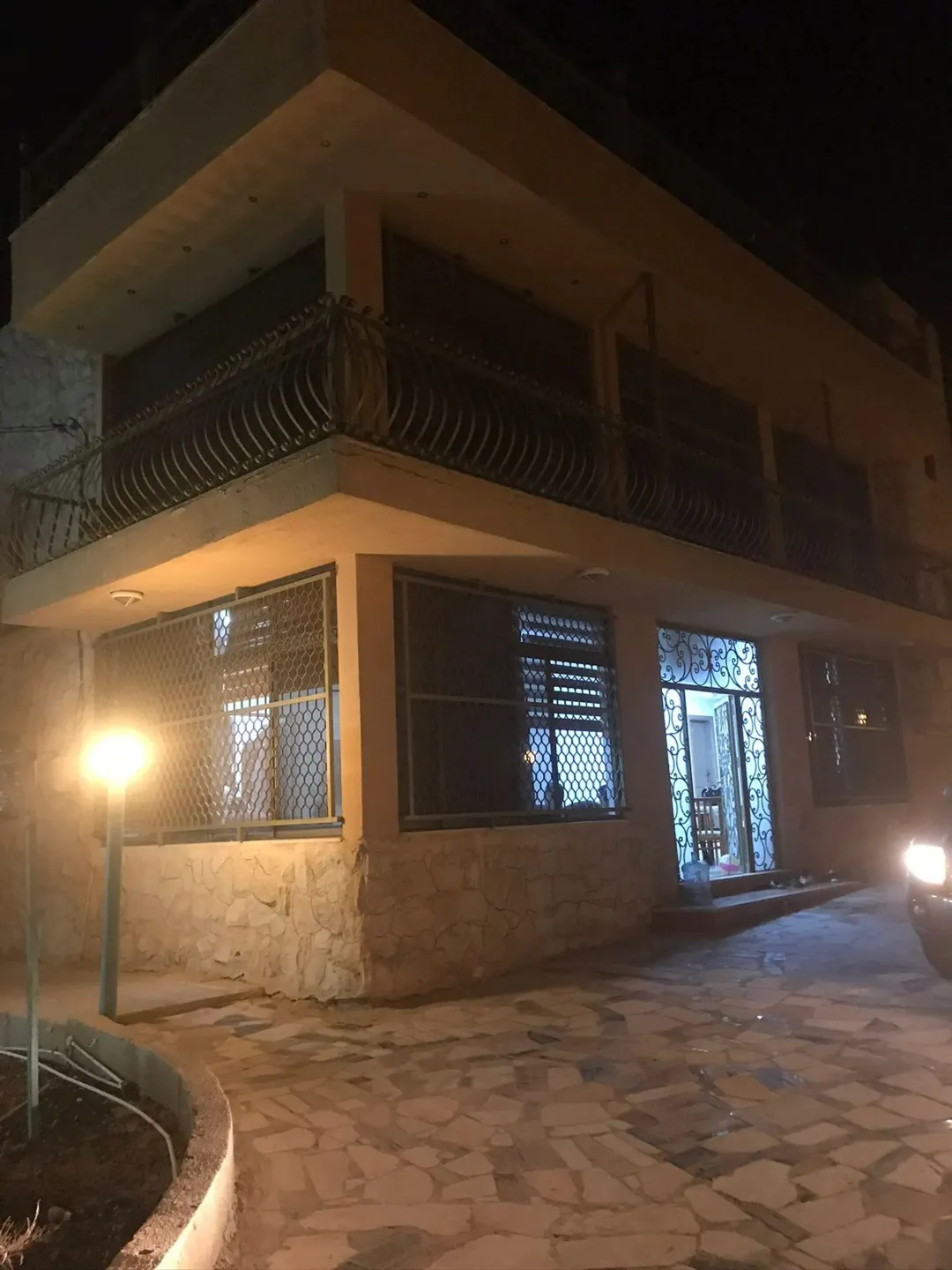 شاليه ومزرعة مفروشة ، ملعب كبير مجهز كامل بالترتال الخضر وسياج حديدي مرتفع — صورة 4
