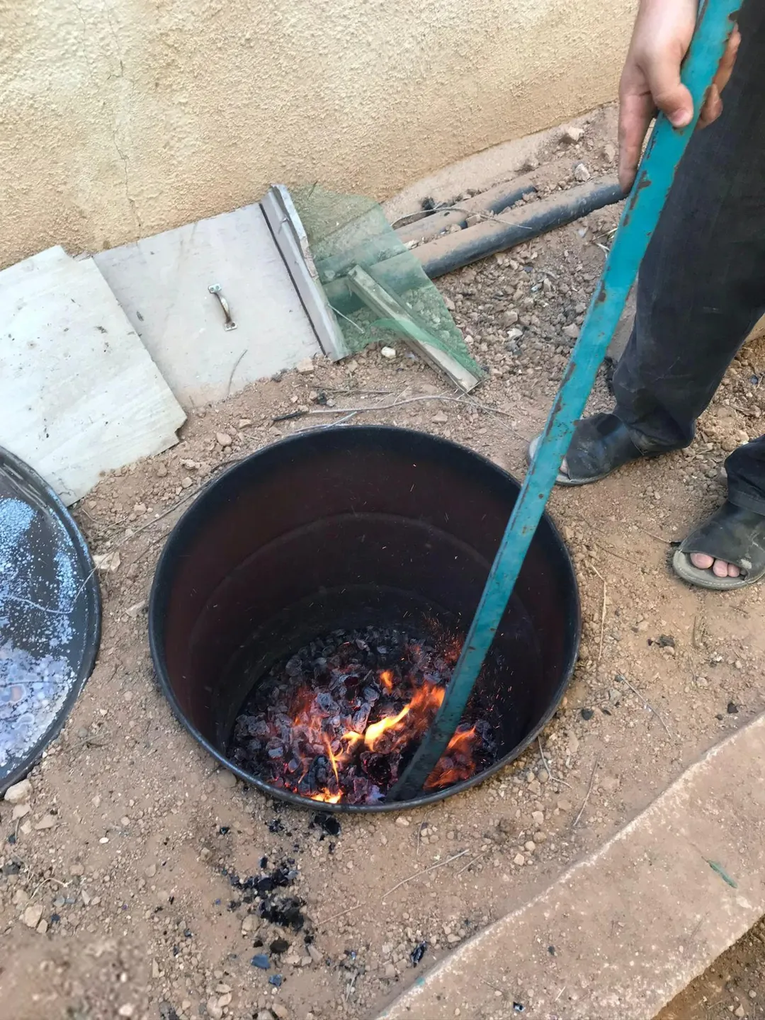 شاليه ومزرعة مفروشة ، ملعب كبير مجهز كامل بالترتال الخضر وسياج حديدي مرتفع