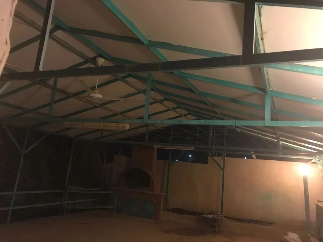 شاليه ومزرعة مفروشة ، ملعب كبير مجهز كامل بالترتال الخضر وسياج حديدي مرتفع