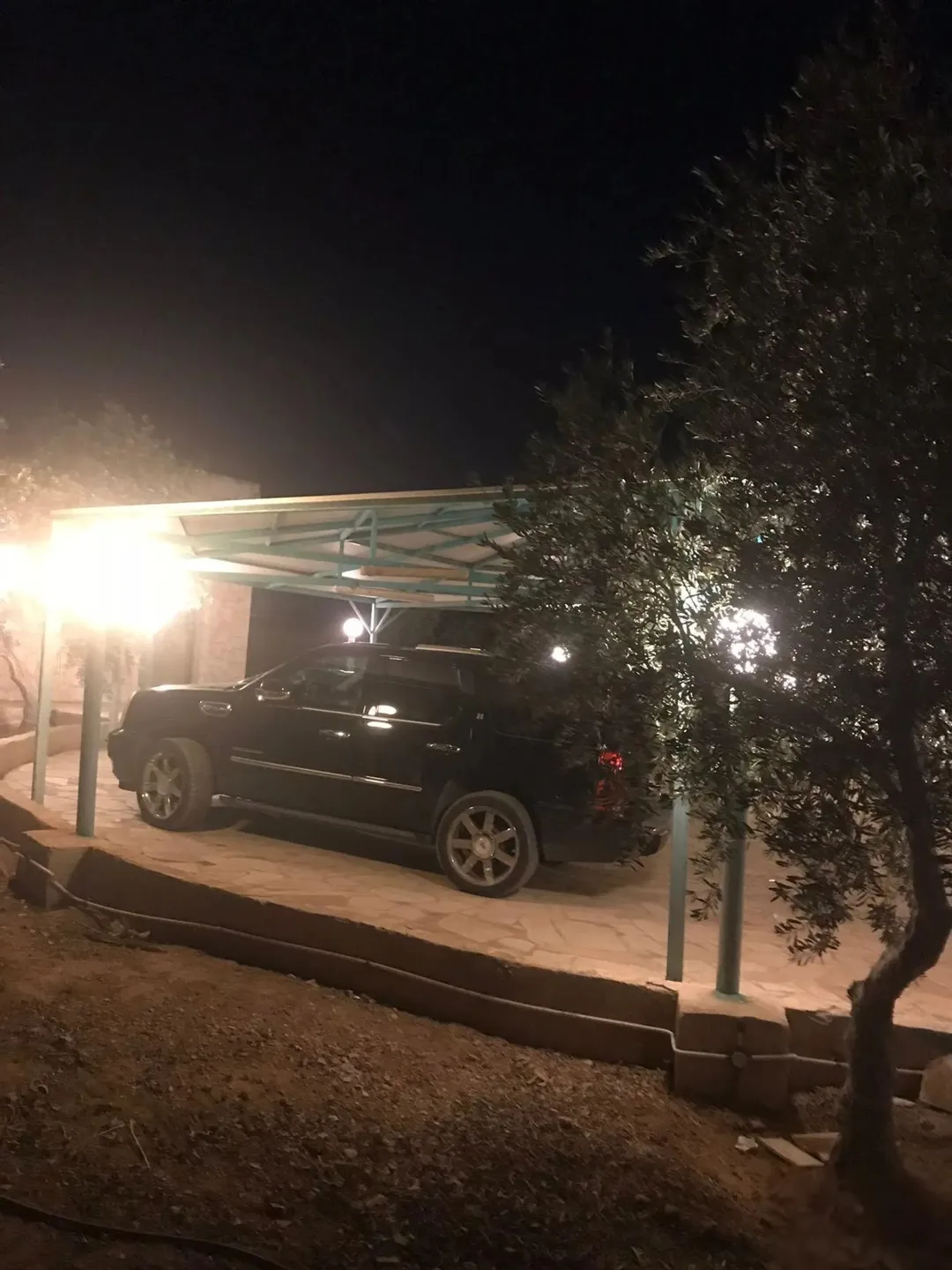 شاليه ومزرعة مفروشة ، ملعب كبير مجهز كامل بالترتال الخضر وسياج حديدي مرتفع